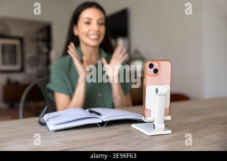 Bloggerin für Erwachsene, die Videos auf der Smartphone-Kamera aufnimmt Stockfoto