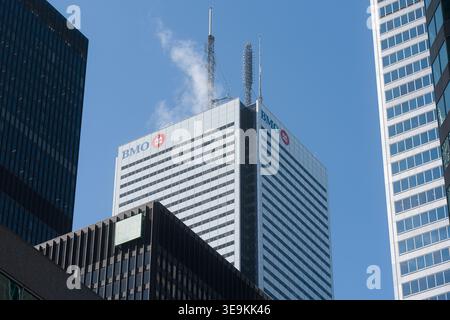 Toronto, Kanada - 17. April 2026: Modernes Geschäftsgebäude mit raffinierten Außenflächen und einer herausragenden Antenne Stockfoto