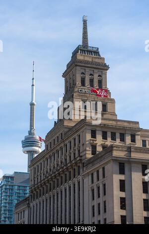 Toronto, Kanada - 17. April 2026: Ein uraltes Steindenkmal in Toronto, das mit majestätischen Verzierungen und zeitlos geschmückt ist Stockfoto