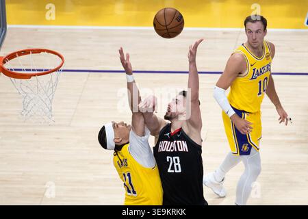 Los Angeles, Usa. April 2026. Alperen Sengun (28) der Houston Rockets schießt gegen Jaxson Hayes (11) der Los Angeles Lakers während des ersten Spiels einer NBA-Playoff-Serie in der Crypto.com Arena. NBA Playoff 2026: Lakers 107:98 Rockets. Quelle: SOPA Images Limited/Alamy Live News Stockfoto