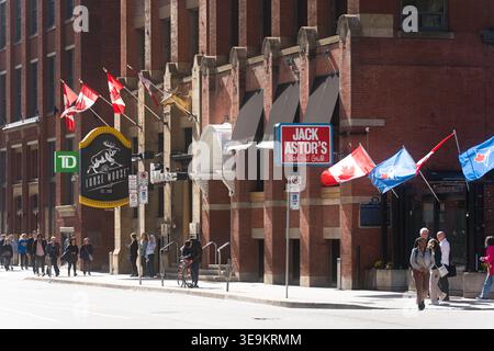 Toronto, Kanada - 17. April 2026: Lebhafter Stadtteil Toronto, voller Fußgängerverkehr und auffälliger Werbung Stockfoto