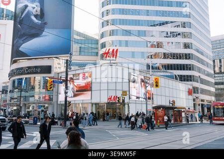 Toronto, Kanada - 17. April 2026: Kreuzung der Innenstadt von Toronto mit Einkäufern und Straßenfotografen Stockfoto