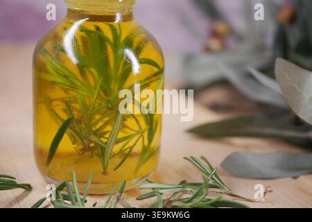 Rosmarinöl in Glasflasche auf Holzoberfläche Stockfoto