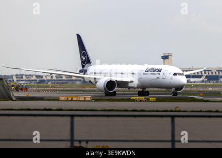 Frankfurt, Hessen, Deutschland - 18. April 2026: Kerosin-Lagertanks am Frankfurter Flughafen als deutscher Vizekanzler Lars Klingbeil auf Warnung dringt Stockfoto