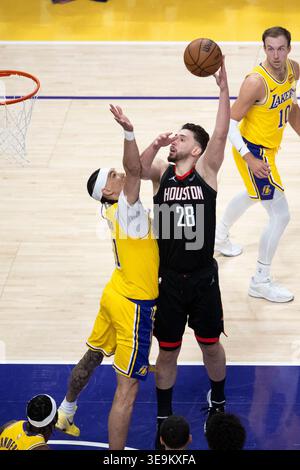 Los Angeles, Usa. April 2026. Alperen Sengun (28) der Houston Rockets schießt gegen Jaxson Hayes (11) der Los Angeles Lakers während des ersten Spiels einer NBA-Playoff-Serie in der Crypto.com Arena. NBA Playoff 2026: Lakers 107:98 Rockets. (Foto: Ringo Chiu/SOPA Images/SIPA USA) Credit: SIPA USA/Alamy Live News Stockfoto
