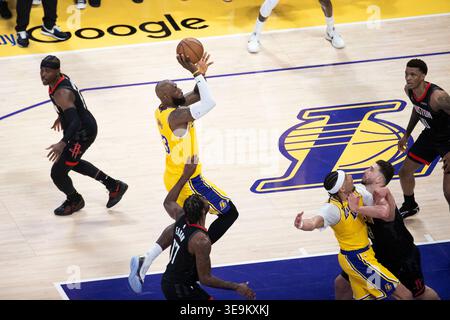 Los Angeles, Usa. April 2026. Der LeBron James (23) der Los Angeles Lakers trifft im ersten Spiel der NBA-Playoff-Serie in der Crypto.com Arena gegen die Houston Rockets. NBA Playoff 2026: Lakers 107:98 Rockets. (Foto: Ringo Chiu/SOPA Images/SIPA USA) Credit: SIPA USA/Alamy Live News Stockfoto