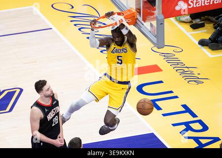 Los Angeles, Usa. April 2026. DeAndre Ayton (5) von Los Angeles Lakers tritt im ersten Spiel der NBA-Playoff-Serie in der Crypto.com Arena gegen die Houston Rockets ein. NBA Playoff 2026: Lakers 107:98 Rockets. (Foto: Ringo Chiu/SOPA Images/SIPA USA) Credit: SIPA USA/Alamy Live News Stockfoto