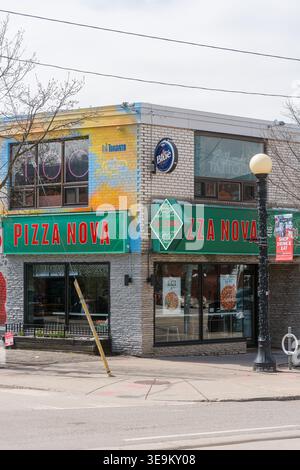 Toronto, Kanada - 17. April 2026: Toronto leuchtet in aktiven Nächten hell unter Neon. Die Stadt Toronto strahlt aus Stockfoto