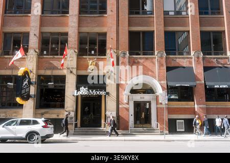 Toronto, Kanada - 17. April 2026: Elegante Hotelfassade entlang der Toronto Street mit Besuchern, die ankommen Stockfoto