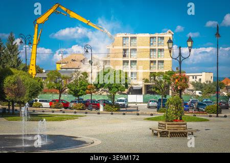 Fantastischer Abriss eines ruinierten alten Hotelgebäudes im Stadtzentrum mit hydraulischen Scheren Stockfoto
