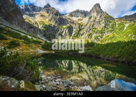 Einer der berühmtesten Bergseen Zelene Pleso (Grüner See) in der Hohen Tatra und wunderschöne Berggipfel im Hintergrund, Slowakei, Europa Stockfoto