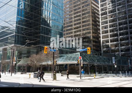 Toronto, Kanada - 17. April 2026: Die pulsierende Straßenkreuzung der Stadt strotzt nur so vor Fußgängern, die zwischen glitzernden Wolkenkratzern spazieren Stockfoto
