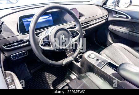 Samara, Russland - 26. April 2025: Ora 03-Fahrzeuginnenraum mit bequemen Ledersitzen, Armaturenbrett und Lenkrad. Moderner Luxus-Innenraum für Prestige-Autos Stockfoto