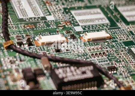 Makroaufnahme der Laptop-Hauptplatine mit elektronischen Komponenten, Anschlüssen und Schaltkreisen. Detaillierter Technologiehintergrund mit Schwerpunkt auf Hardware, en Stockfoto