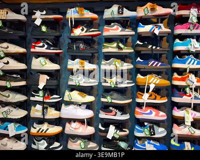Bunte Sportschuh-Kollektion in einem Einzelhandelsgeschäft ausgestellt Stockfoto