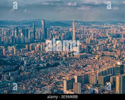 Panorama der Skyline von Guangzhou aus der Vogelperspektive mit Kanton Tower, East Tower und West Tower bei Golden Hour, Guangdong, China Stockfoto