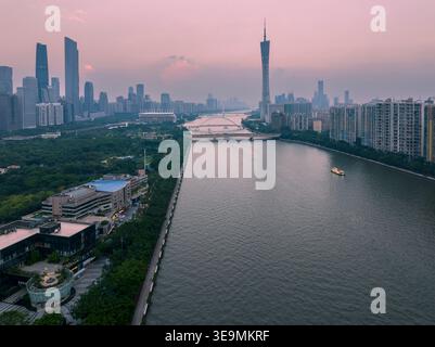 Aus der Vogelperspektive auf die Insel Ersha, den Perlfluss und die Skyline von Guangzhou mit Canton Tower, East Tower und West Tower in der Abenddämmerung, Guangdong, China Stockfoto