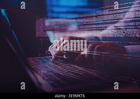 Nahaufnahme eines Programmierers, der Code auf einem Laptop mit virtueller Datenüberlagerung eingibt und den Workflow für die Softwareentwicklung, den Codierungsprozess und den Computer t darstellt Stockfoto