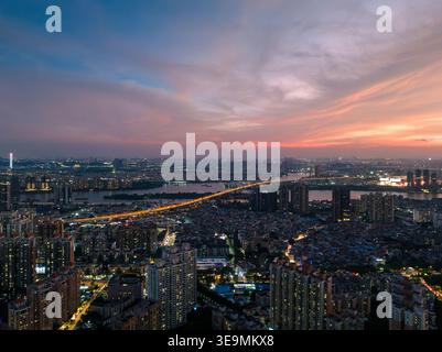 Blick aus der Vogelperspektive auf die Skyline von Guangzhou und den Perlfluss bei atemberaubendem Sonnenuntergang, Guangdong, China Stockfoto