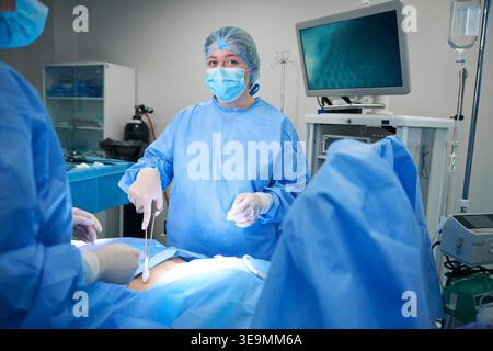 Fokussierte Chirurgen im Operationssaal Stockfoto