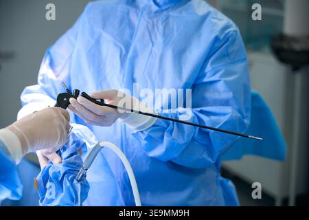 Zwei Chirurgen, die laparoskopische Operationen im Krankenhausoperationssaal durchführen Stockfoto