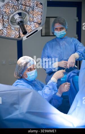Zwei Ärztinnen in chirurgischer Kleidung im Operationssaal Stockfoto