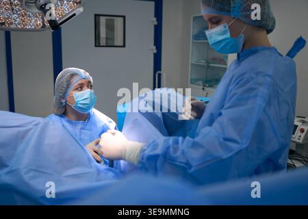 Zwei junge Ärztinnen im OP Stockfoto