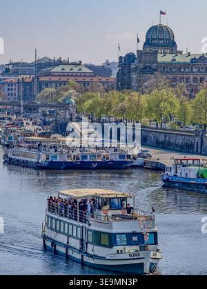 Prag, Tschechische Republik - 17. April 2026: Flussszene der Moldau mit Ausflugsbooten, Fußgängerzonen und historischem Kuppelgebäude Stockfoto