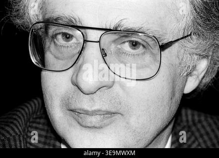 Achim Rohde 19850424ad011 Achim Rohde * 22. Mai 1936 in Düsseldorf 12. Juli 2021 4 deutscher Politiker FDP, Rechtsanwalt, Regierungspräsident des Regierungsbezirks Düsseldorf 19850424ad011 Hamburg Deutschland *** Achim Rohde 19850424ad011 Achim Rohde 22. Mai 1936 in Düsseldorf 12. Juli 2021 4 deutscher Politiker FDP , Rechtsanwalt, Präsident des Landkreises Düsseldorf 19850424ad011 Hamburg Deutschland Deutschland Copyright: XAchimxDuwentästerx Stockfoto