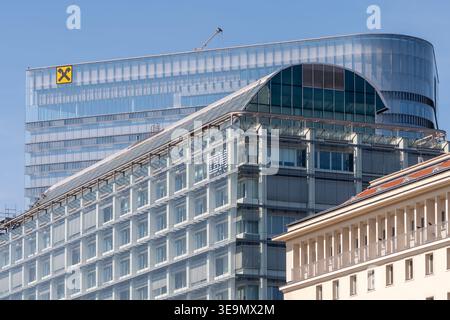 Die modernen Raiffeisen- und IBM-Gebäude vor blauem Himmel, Wien, Österreich, 18. April 2026 Stockfoto