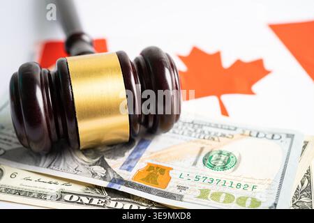 Hamel für Richter Anwalt und US-Dollar-Banknoten auf Kanadas Flagge, Finanzierungskonzept. Stockfoto