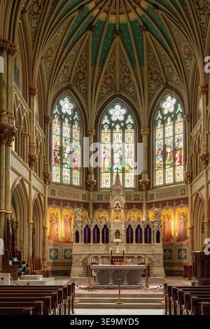 Savannah, USA - 11. März 2026: Blick auf das Mittelschiff und den Altar der Kathedrale von St. Johannes dem Täufer in Savannah Stockfoto