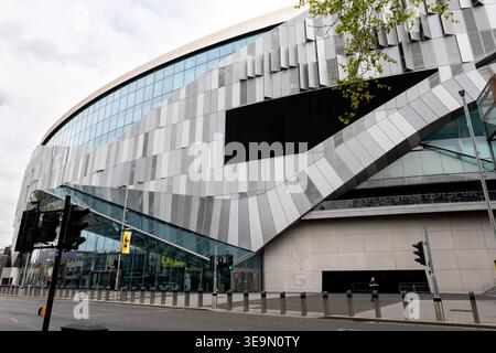 London. Großbritannien – 17. April 2026. Blick auf die Fassade des Tottenham Hotspur Stadions. Stockfoto