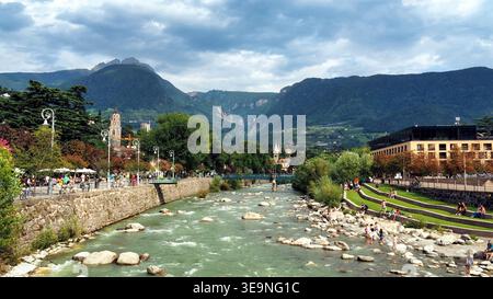Meran, Italien, 27-08-2017 Beschreibung: Panoramablick auf Meran mit Passer und Alpenbergen, Italien. Stockfoto