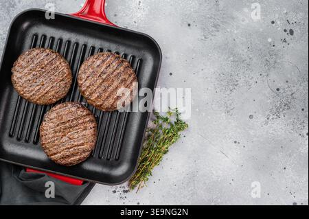 Gekochte Fleischpastete aus Rindfleisch und Lamm in einer Grillpfanne. Heller Steinhintergrund mit Kopierraum für Lebensmitteldesign Stockfoto