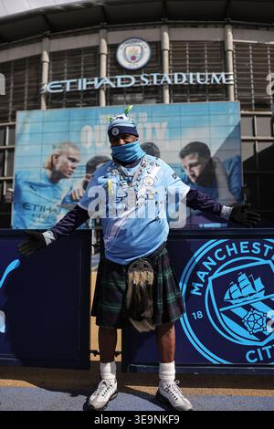 Manchester, Großbritannien. April 2026. Ein Fan von Manchester City im Kilt während des Premier League-Spiels Manchester City gegen Arsenal im Etihad Stadium, Manchester, Vereinigtes Königreich am 19. April 2026 (Foto: Mark Cosgrove/News Images) Credit: News Images LTD/Alamy Live News Stockfoto