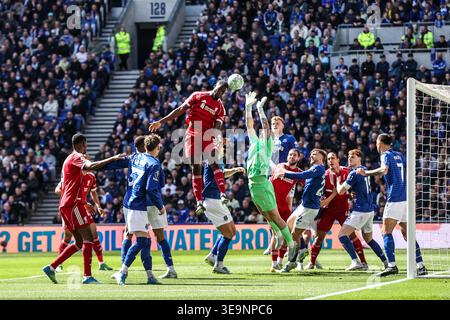 Liverpool, Großbritannien. April 2026. Everton Torhüter Jordan Pickford schlägt den Ball beim Premier League-Spiel Everton gegen Liverpool am 19. April 2026 im Hill Dickinson Stadium, Liverpool, Vereinigtes Königreich (Foto: Alfie Cosgrove/News Images) Credit: News Images LTD/Alamy Live News Stockfoto