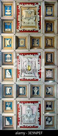 Geschnitzte und bemalte hölzerne Kassettendecke der Basilica di Santa Maria in Domnica, Rom, Italien, im Auftrag von Kardinal Ferdinando de' Medici im Jahr 1566. Stockfoto