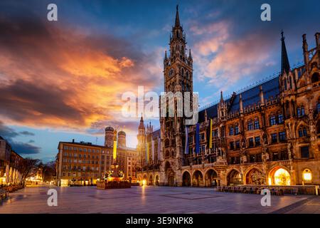 Schöner Blick auf den Marienplatz in München, Deutschland, mit dem neuen Rathaus und ohne Menschen Stockfoto