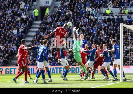 Liverpool, Großbritannien. April 2026. Everton-Torhüter Jordan Pickford schlägt den Ball beim Premier League-Spiel Everton gegen Liverpool am 19. April 2026 im Hill Dickinson Stadium, Liverpool, Vereinigtes Königreich (Foto: Alfie Cosgrove/News Images) in Liverpool, Vereinigtes Königreich am 19. April 2026. (Foto: Alfie Cosgrove/News Images/SIPA USA) Credit: SIPA USA/Alamy Live News Stockfoto