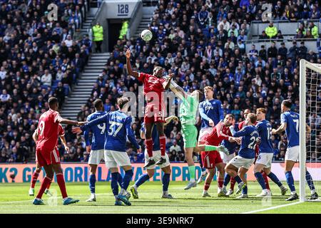Liverpool, Großbritannien. April 2026. Everton-Torhüter Jordan Pickford schlägt den Ball beim Premier League-Spiel Everton gegen Liverpool am 19. April 2026 im Hill Dickinson Stadium, Liverpool, Vereinigtes Königreich (Foto: Alfie Cosgrove/News Images) in Liverpool, Vereinigtes Königreich am 19. April 2026. (Foto: Alfie Cosgrove/News Images/SIPA USA) Credit: SIPA USA/Alamy Live News Stockfoto
