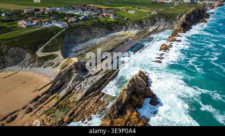 Detaillierte Luftaufnahme der langen vertikalen Flyschschichten, die aus dem Atlantik am Arnia Beach auftauchen. Die Costa Quebrada zeigt erodierte Klippen, tur Stockfoto