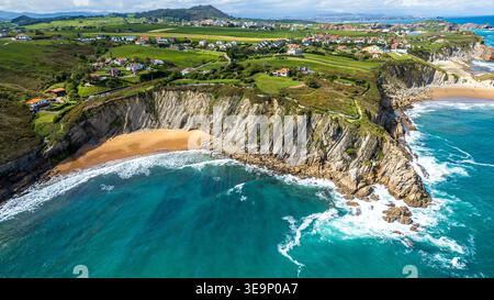 Atemberaubender Blick aus der Vogelperspektive auf Playa de Covachos an der Costa Quebrada, Kantabrien. Das Foto zeigt den goldenen Sandstrand zwischen hoch aufragenden Kalksteinen Stockfoto
