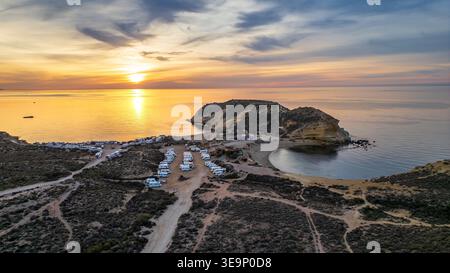Spektakuläre Aussicht auf den Sonnenuntergang aus der Luft zwischen Murcia und Almería. Das Bild zeigt die Buchten von Cocedores und La Carolina, die durch eine massive Klippe mit einer Krähe getrennt sind Stockfoto