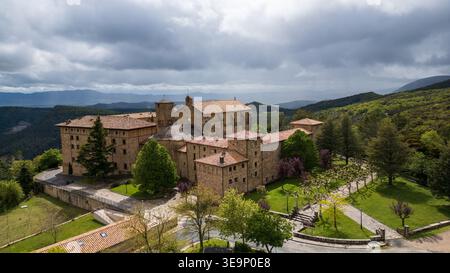 Atemberaubendes Panorama des Klosters Leyre, ein romanisches Meisterwerk in den grünen Hügeln von Navarra. Das Bild zeigt den massiven Stein Stockfoto