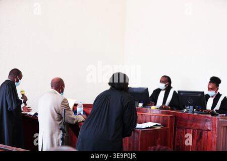 Kigali, Ruanda – 14. September 2020: Die ruandische Filmfigur Paul Rusesabagina tritt vor dem Kicukiro Primary Court in Kigali auf. Stockfoto