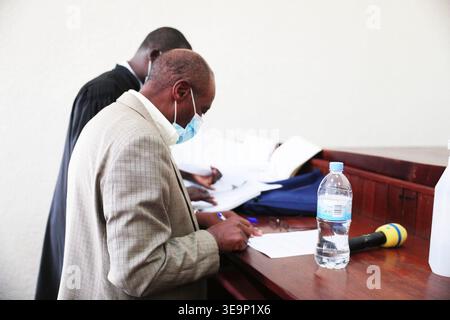 Kigali, Ruanda – 14. September 2020: Die ruandische Filmfigur Paul Rusesabagina tritt vor dem Kicukiro Primary Court in Kigali auf. Stockfoto