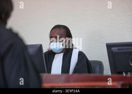 Kigali, Ruanda – 14. September 2020: Die ruandische Filmfigur Paul Rusesabagina tritt vor dem Kicukiro Primary Court in Kigali auf. Stockfoto