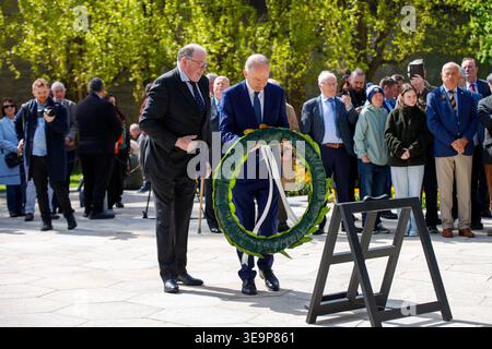 Dublin, Irland. April 2026. Taoiseach Micheal Martin legt einen Kranz bei der jährlichen Fianna Fail 1916 Easter Rising Comebration auf dem Arbour Hill Cemetery Credit: Liam Murphy/Alamy Live News Stockfoto