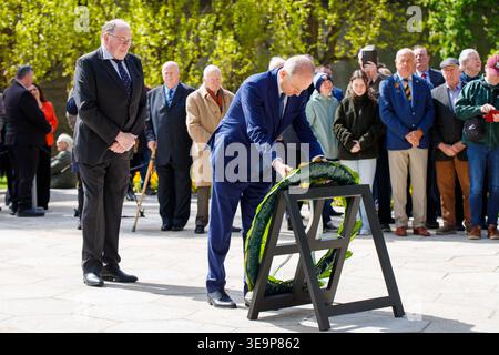 Dublin, Irland. April 2026. Taoiseach Micheal Martin legt einen Kranz bei der jährlichen Fianna Fail 1916 Easter Rising Comebration auf dem Arbour Hill Cemetery Credit: Liam Murphy/Alamy Live News Stockfoto